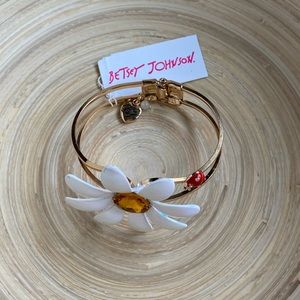 NWT Betsey Johnson Daisy & Ladybug Gold Bracelet